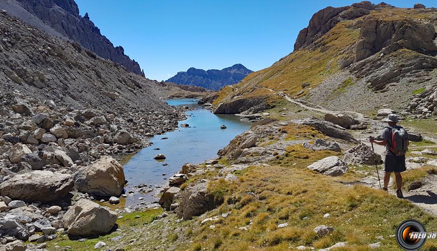 Lac Long au bout duqyel se trouve le sentioer du retour.