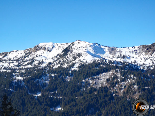 Le Grand Rocher de l'autre côté de la vallée.