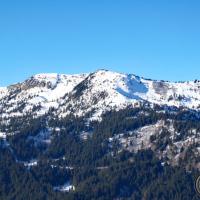 Le Grand Rocher de l'autre côté de la vallée.
