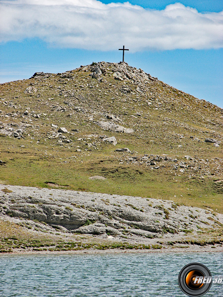 Croix au dessus du lac.