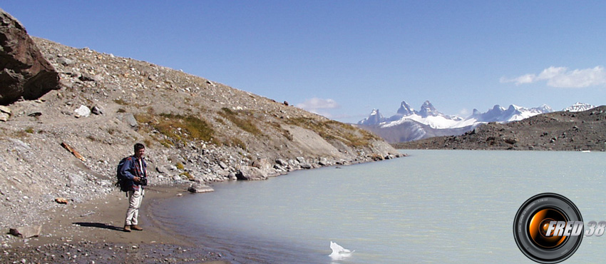 Les Aiguilles d'Arve et le lac.