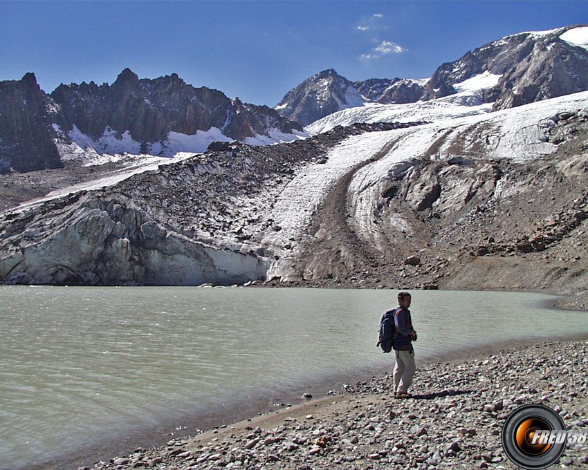 Le glacier plongeant dans le lac en 2003.