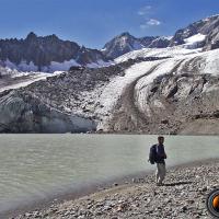 Le glacier plongeant dans le lac en 2003.