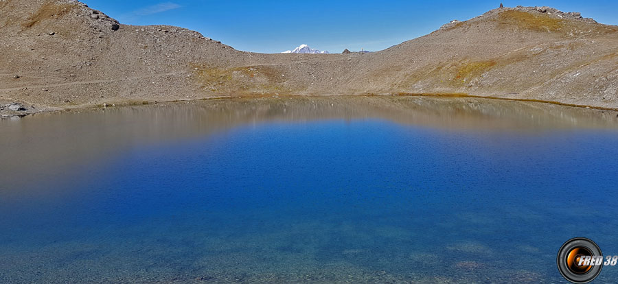 En fond le Mont-Blanc