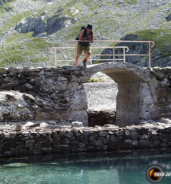 Le petit pont sur le lac de Cottepens.