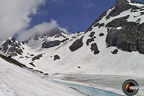 Dans la brume le Grand Pic et à droite le couloir qui monte à la Croix de Belledonne.