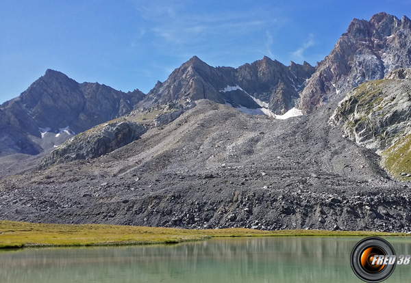 Le petit lac sous la moraine et l'Aiguille de Chambeyron.