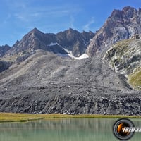Le petit lac sous la moraine et l'Aiguille de Chambeyron.