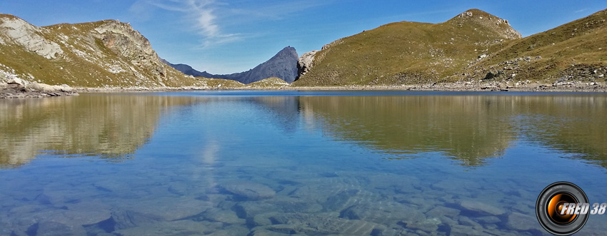 Le grand lac et en fond la Tête de Girardin.