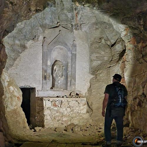 Le petit autel dans la grotte.