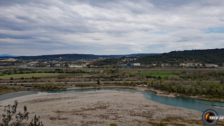 Vue de la petite plateforme devant la grotte.