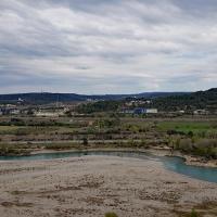 Vue de la petite plateforme devant la grotte.