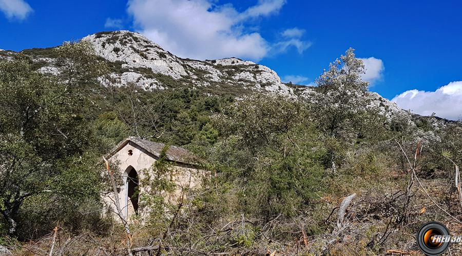 La petite chapelle et en fond le sommet.