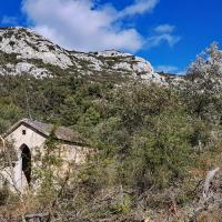 La petite chapelle et en fond le sommet.