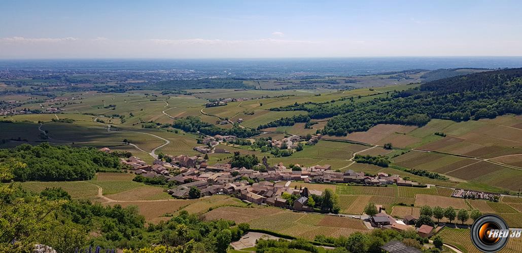 Vue sur le village de Solutré.