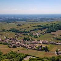 Vue sur le village de Solutré.