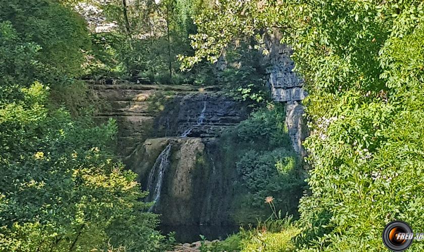 Vue sur la cascade.