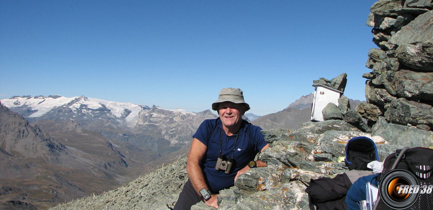 Le sommet et en fond les glaciers de la Vanoise