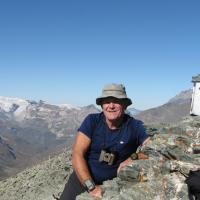 Le sommet et en fond les glaciers de la Vanoise