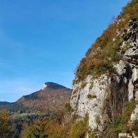 Le sommet et la grotte des Echelles.