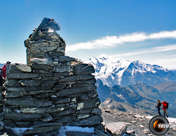 Le gros cairn du sommet.