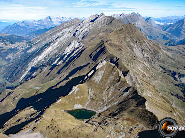 Le lac et la chaîne des Aravis vus du sommet.