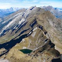 Le lac et la chaîne des Aravis vus du sommet.