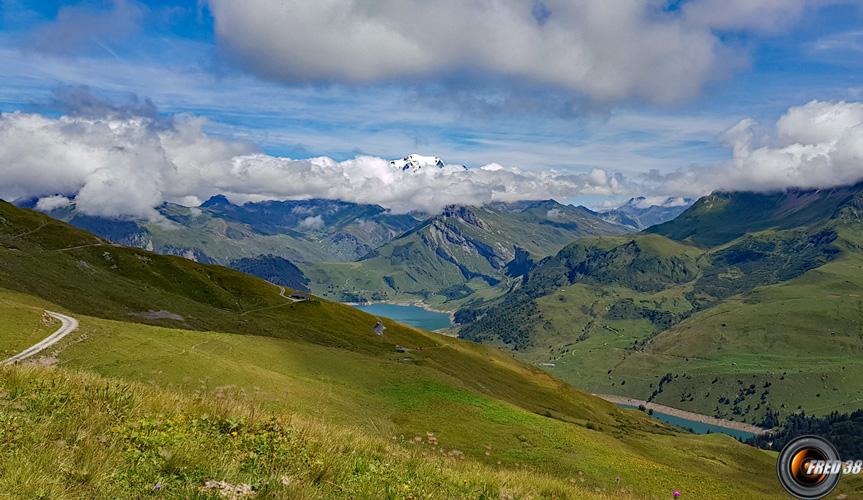 Le Mont-Blanc, et le lac de Roselend.