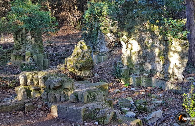 La chapelle en ruines.