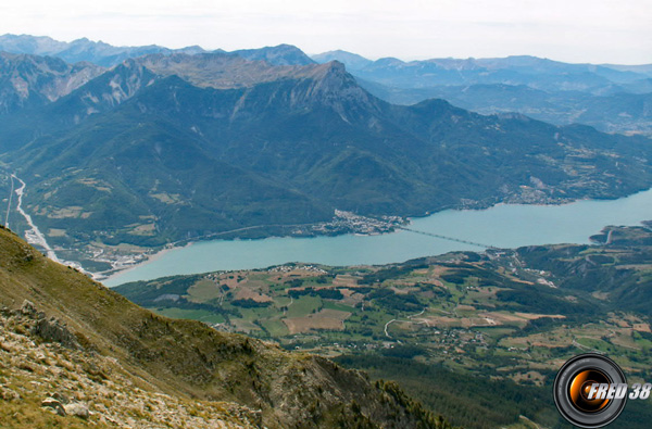 le lac de Serre-Ponçon vu du sommet.