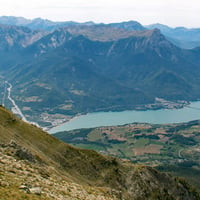 le lac de Serre-Ponçon vu du sommet.
