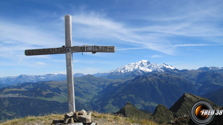 La croix du sommet, et en fond le Mont-Blanc.