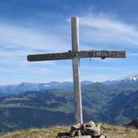 La croix du sommet, et en fond le Mont-Blanc.