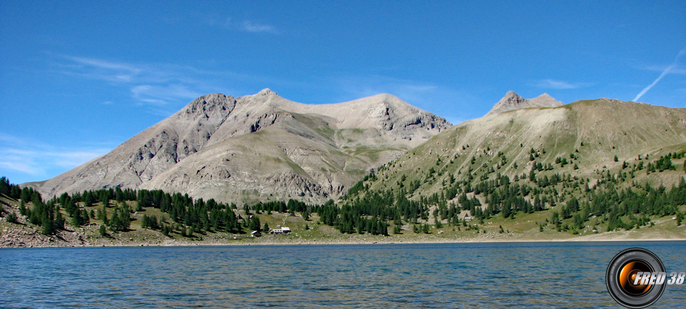 Lac d'Allos et le sommet en fond.