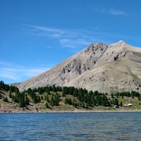 Lac d'Allos et le sommet en fond.
