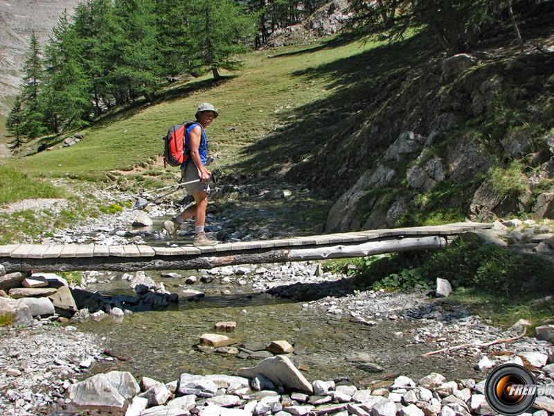 Passerelle sur la Méouille.