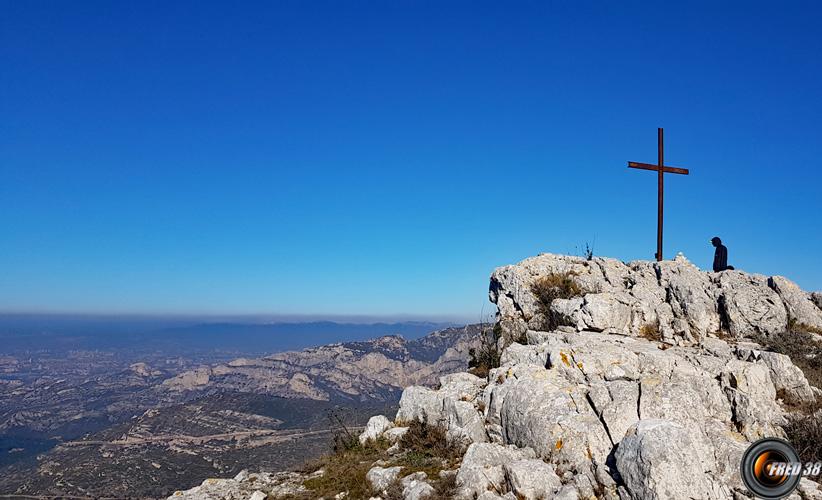 La croix près du sommet.