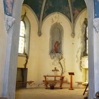 Dans la chapelle.