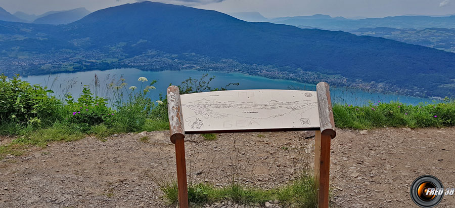 Une des deux tables d'orientation, sur l'emplacement de l'ancien téléphérique.