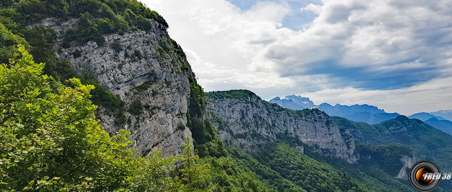Les crêtes du Mont Veyrier.