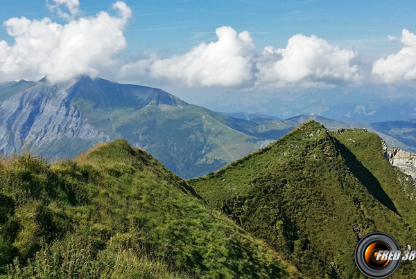 Les crêtes du sommet, en fond le mont Joly.