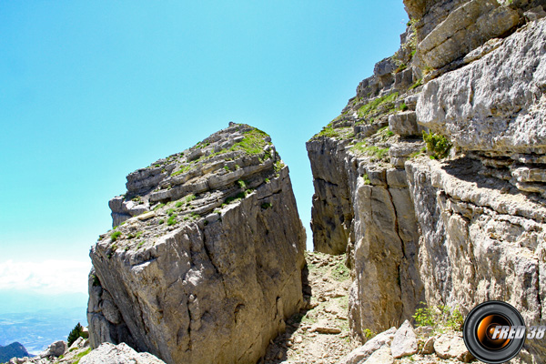 la brêche en haut du couloir rocheux