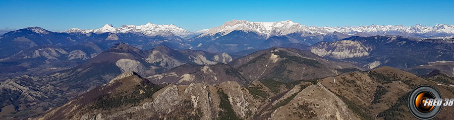 Vue sur le Dévoluy et les Ecrins.