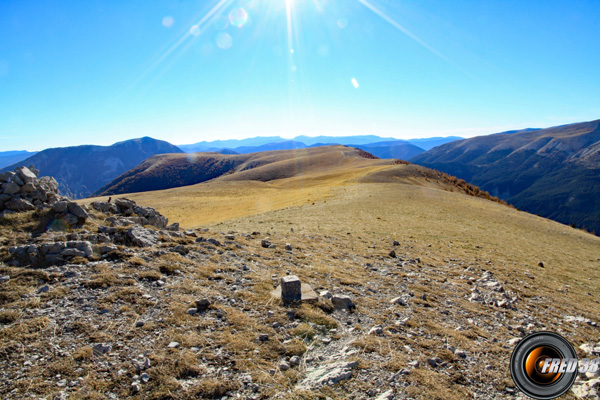 La large crête de la Montagne de Chamatte en direction des Serres.