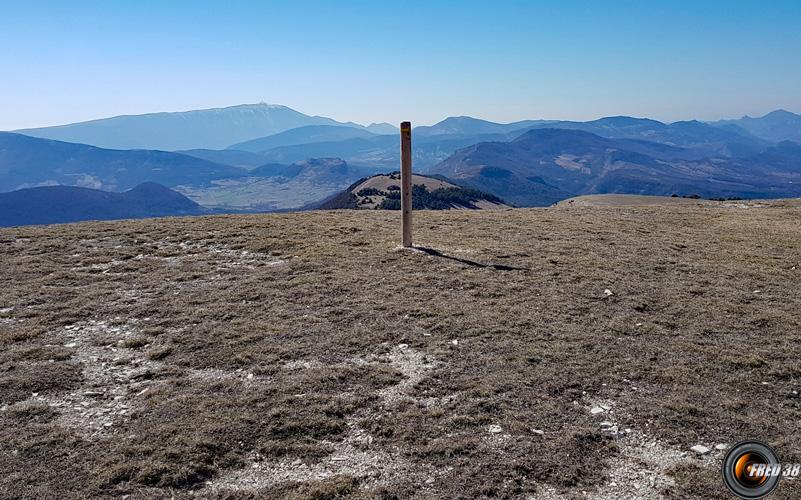 Le sommet et en fond le mont Ventoux.