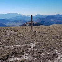 Le sommet et en fond le mont Ventoux.