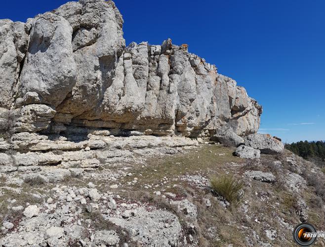 La vire sous falaise.