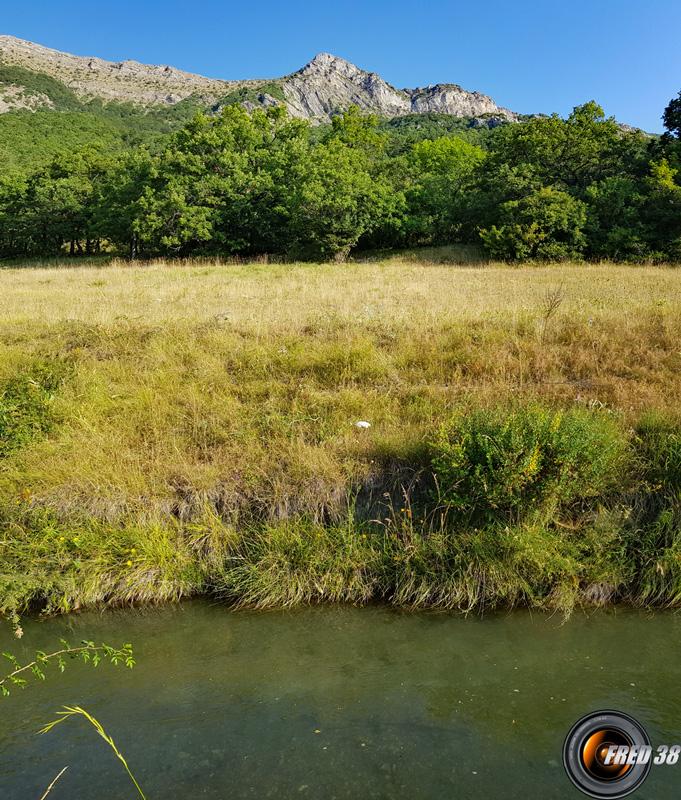 Montagne de Charance et canal de l'Arc.