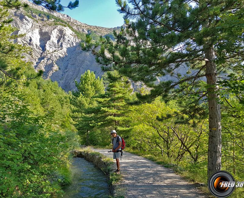 Montagne de Charance et canal de l'Arc.