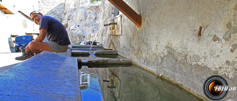 La fontaine près de l'église d'Argens.